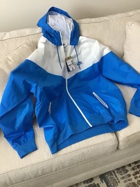 NIKE LIGHTWEIGHT WIND BREAKER MENS